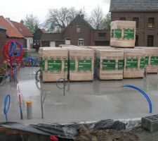 Les 22 palettes de briques sont arrivées sur le terrain