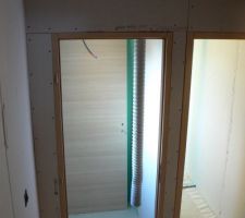Wc à gauche, salle de bain à droite