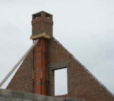 Chapeau sur cheminée et échaffaudage enlevé - Pignon droit (Ouest)
