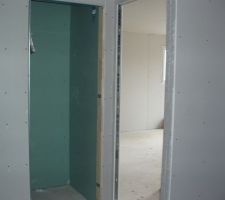 Placard du bureau/chambre qui pourra devenir une future salle de bain