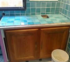 Le meuble de salle de bains home-made en attente des joints et de la vasque