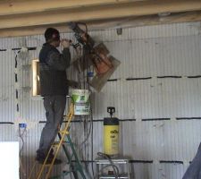 Carottage d'un diamètre 150 mm à travers le mur de cuisine pour évacuation de hotte.
Une machine qui fait un travail magnifique mais il faut protéger les abords car la fraise est refroidie à l'eau et la boue de béton gicle partout...