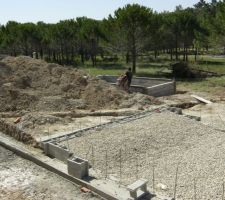 Fondations de la piscine et bac de rétention d'eau au fond