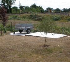 Dalle abris de jardin coulée.
Mon beau gazon a grillé. C'est la canicule