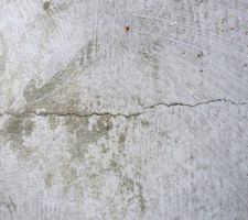 Fissure dans la dalle de la terasse (avec infiltrations d'eau dans la cave)