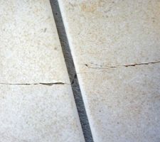 Fissure dans le carrelage du RDC (23 carreaux 45x45 fendus &agrave; ce jour)