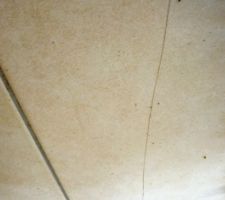 Fissure dans le carrelage du RDC (23 carreaux fendus &agrave; ce jour)