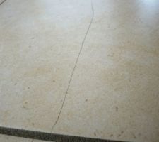 Fissure dans le carrelage du RDC (23 carreaux 45x45 fendus &agrave; ce jour)