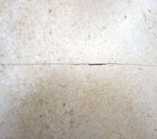 Fissure dans le carrelage du RDC (23 carreaux fendus &agrave; ce jour)