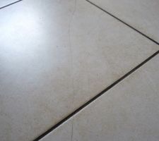 Fissure dans le carrelage du RDC (23 carreaux 45x45 fendus &agrave; ce jour)
