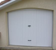 Comme je ne pouvais pas ouvrir l'ancienne porte,vu que le plafond était TROP BAS, installation nouvelle porte de garage