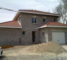 Peinture des dépassés de toiture terminée ; porte de garage posée ; seuil de porte réalisé