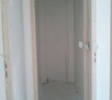 Les toilettes, avec le 2ème coffrage et la sous-couche
