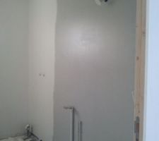 La salle de bain (peinture gris galet). La partie qui reste en blanc est là où il y aura la faïence