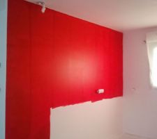 La première couche de la peinture de la cuisine. Il y a pas mal de démarcations...
