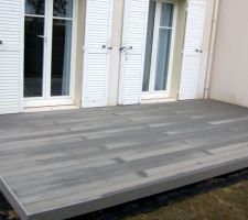 Terrasse en lames Fiberon Professionnal gris argent.