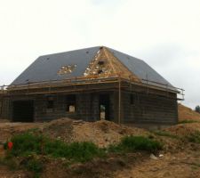 Façade de la maison avec le début de la couverture ardoise...