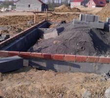 Pose des briques servant de lisse pour couler la dalle béton
