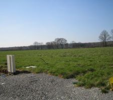 Entr&eacute;e terrain cot&eacute; nord