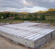 Vide sanitaire termin&eacute;. isolation et ferraillage en place pour recevoir la chappe plancher. yallah!!!!!