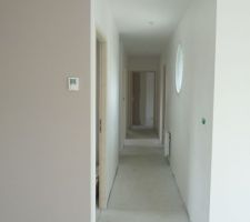 Mur taupe et couloir