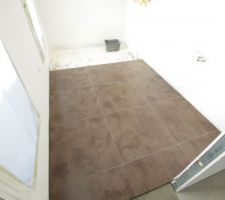 Carrelage au sol de la salle de bain posé ! Manque la partie douche à l'italienne et les faiences :)