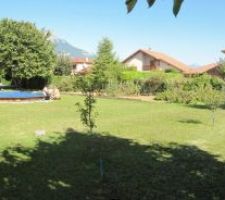 Le terrain vue cot&eacute; oppos&eacute;e a son acc&eacute;s, photo prise par une belle matin&eacute;e de septembre.
La piscine appartenait a l'ancien propri&eacute;taire, elle est au milieu du terrain  et sera bient&ocirc;t remplac&eacute;e par notre maison.