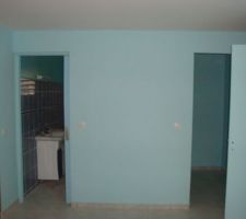 Vue sur salle d'eau et dressing