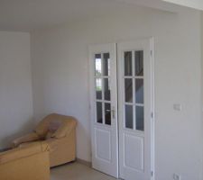 SALON - Vue porte du salon avant peinture du mur.