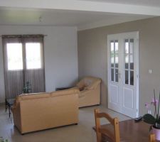 SALON - Vue porte du salon après peinture du mur.