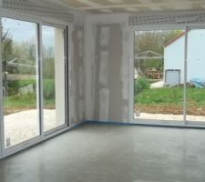 Le sol électrique a été posé (pas de photos) et la chape liquide coulée début avril.