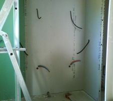 Espace entre douche et placard de la SDB pour le meuble double vasques