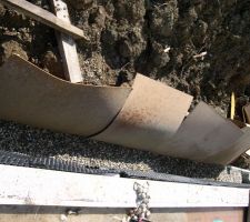 La super construction pour faire couler les cailloux du drainage depuis la dalle.