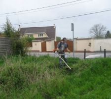 Mon mari passe un coup de d&eacute;broussailleuse