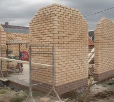 3 eme jour d'élévation des murs
36 rangées de briques