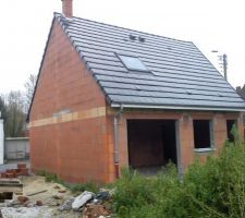 L'alignement se trouve dans le fond cot&eacute; petite porte derriere le tas de terre