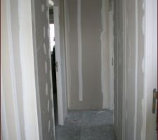Vue du couloir du 1er étage en direction des chambres 3,4,5