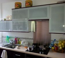 Finitions meubles hauts de la cuisine...
(les profils aubergine)