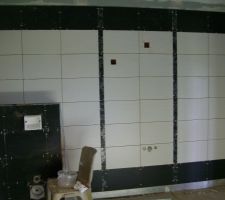 Début carrelage de la salle de bain le 1er mai : le mur avec le WC et le plan vasque