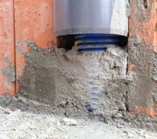 Aeration de vide sanitaire visible cot&eacute; habitation. Il reste en core une dalle de 18 cm pour le plancher chuaffant que recouvrira en partie ce tuyau