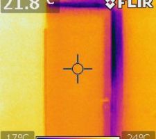 Porte climatique à changer.
en violet, tout l'air froid qui rentre !!

heureusement, la nouvelle porte est en commande
