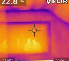 En violet, au plafond, un pont thermique