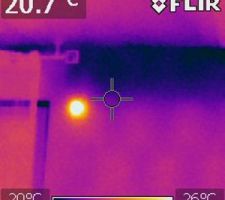 Un gros pont thermique dans notre chambre : là où c'est bleu, c'est la même brique que pour le garage, sans isolant. sur le reste des murs c'est notre brique bisomark avec l'isolant intégré.

le gros point jaune, c'est l'emplacement de la télécommande du volet roulant