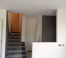 Entr&eacute;e vu de la cuisine