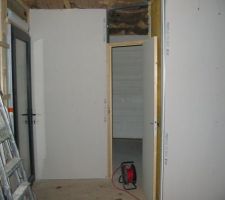 La porte d'accée au toilette de la chambre parentale
 a gauche c'est la porte de la piscine