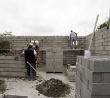 1 maçon sur le troisième appui et un autre pour les derniers rangs périphériques ...