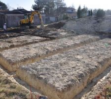 Début des fondations dans les délais prévus. Travail d'une journée ! Chapeau le chauffeur