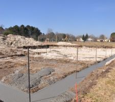 Coulage des fondations. Je n'ai pas pu voir les opérations de ferraillage. Pas de béton de propreté non plus. Dommage. Parait que les maçons ont l'habitude maintenant...