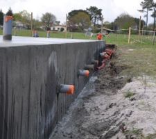 La dalle a été coulé le 19 avril dans la journée. Plus l'étanchéité du sous-bassement. Ici, vue des sorties des EU et EV, dela prise d'air du poele et des arrivées EDF, FT et de l'eau (tout au fond)