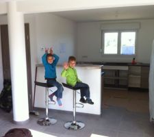 Essai des chaises de bar